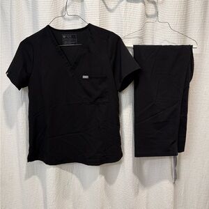 Figs Classic Black Scrub Ensemble